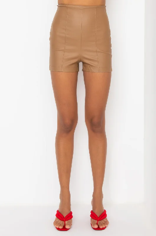 CLUB HIGH WAISTED PLEATHER SHORTS LIGHT BROWN